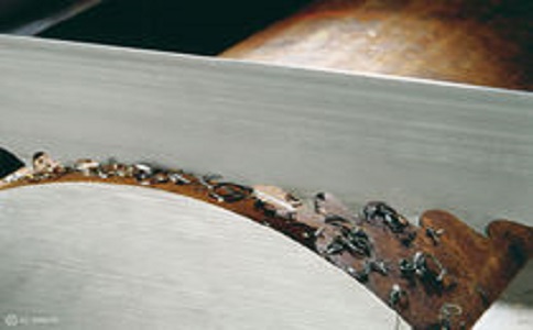 杨浦带锯床线速度设定过高，为什么会导致带锯条齿尖发热加速锯条的磨损？